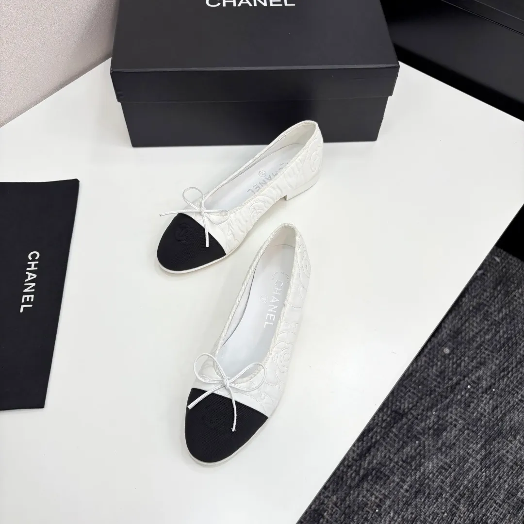 👟👟Ex-factory price 540👟👟 25Fw early spring latest color Chanel Xiaoxiang bow ballet flat shoes Believe me, this is a pair of ballet shoes that can take you to good places🩰 Upper: original lace mesh inner lining: no lining Sole: Italian genuine leather outsole Size: 34-41 regular size (34.40.41 customization is not returnable)